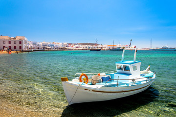 Obraz premium Mykonos port with boats and windmills at evening, Cyclades islands, Greece