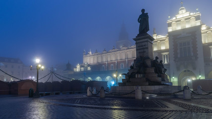 Pomnik Mickiewicza o poranku we mgle