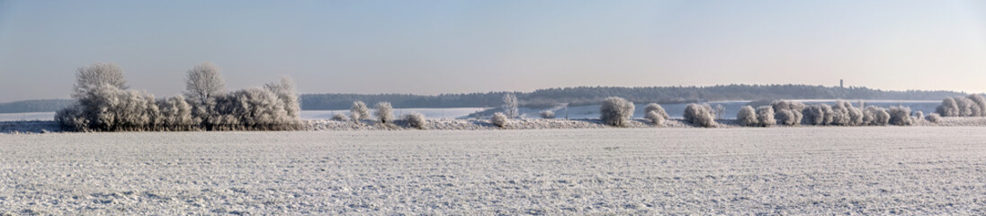 Einsamer Bahndamm im Winterfeld