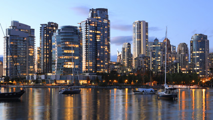 Obraz premium Zmierzch widok na panoramę miasta Vancouver