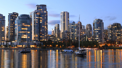 Fototapeta na wymiar Sunset view of Vancouver, Canada across bay