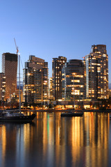 Obraz premium Vertical sunset view of the Vancouver cityscape