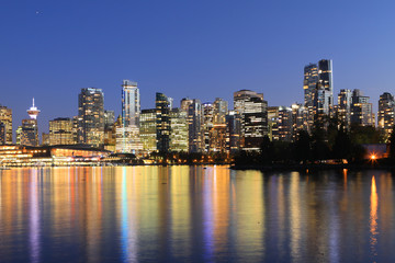 Fototapeta na wymiar Twilight view of the Vancouver skyline