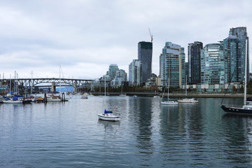 Obraz premium View of Vancouver with boats and bridge