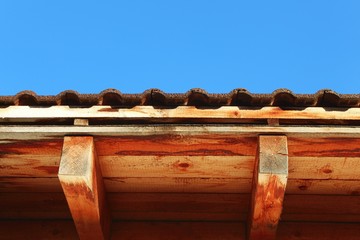 Dach aus Holz, Dachschindeln, blauer Himmel, Allgäu, Bayern