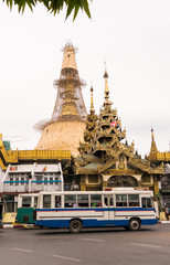 Pagode sule temple bouddhiste Yangon Myanmar Birmanie - obrazy, fototapety, plakaty