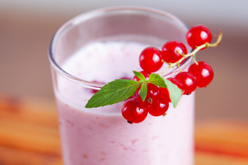 Redcurrant smoothie with mint