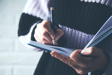 Naklejka premium woman hand notepad and pen