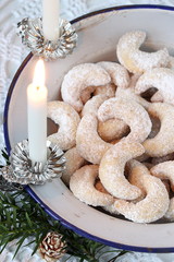 Weihnachtsplätzchen Vanillekipferl auf altem Emaille-Teller
