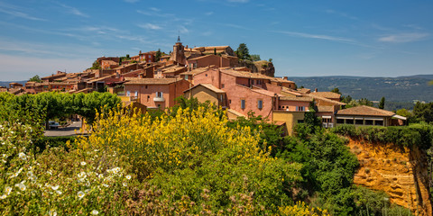 The ochre-red village of Provence. Landscape with houses in historic ocher village Roussillon, Provence, Luberon, Vaucluse, France - obrazy, fototapety, plakaty