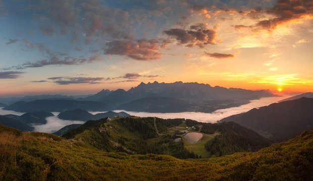 Sonnenaufgang - Morgenrot in den Bergen mit Nebel im Tal (Himmelsrot) / Abendrot - Schladming Dachstein, Gasselh&ouml;he/ &Ouml;sterreich