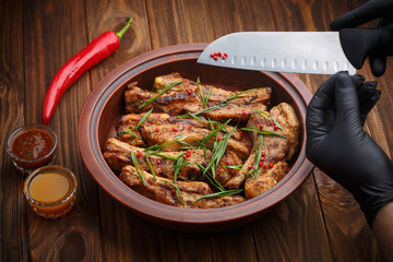 Delicious barbecued ribs seasoned with a spicy basting sauce