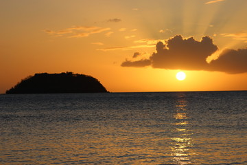 Naklejka premium Coucher de soleil sur la mer en Martinique dans les caraïbes