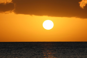 Fototapeta na wymiar Coucher de soleil sur la mer en Martinique dans les caraïbes