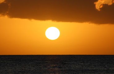 Coucher de soleil sur la mer en Martinique dans les caraïbes