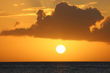 Coucher de soleil sur la mer en Martinique dans les caraïbes