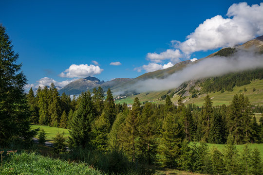 Blick vom Parkplatz Pras&uuml;ras in Richtung S-Chanf