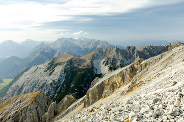 Fototapeta na wymiar Hochgebirge, Geröll und Gipfel
