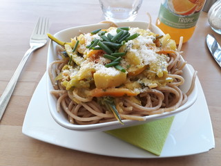 Dinkelspaghetti mit Sauce