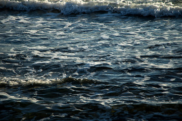 stürmische Meeresoberfläche mit Schaumkronen