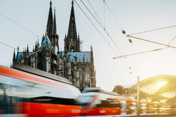 Zug verlässt den Kölner Bahnhof 