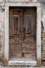 porta chiusa in legno