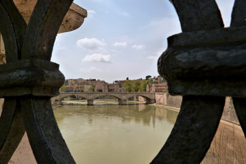 Blick auf Brücke in Rom