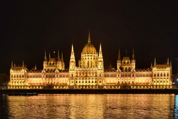 Fototapeta na wymiar Parlements building budapest
