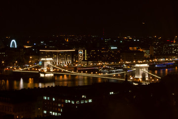  Skyline der ungarischen Hauptstadt Budapest bei Nacht mit beleuchteter Kettenbrücke