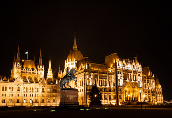 Fototapeta na wymiar Die Statue von Franz II. Rákóczi (Ferenc Rákóczi II) vor dem Parlamentsgebäude in Budapest, Ungarn