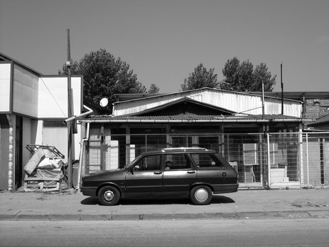 Alter schwarzer Kombi der Siebzigerjahre im Sommer bei Sonnenschein in den Stra&szlig;en von Adapazari in der Provinz Sakarya in der T&uuml;rkei, fotografiert in traditionellem Schwarzwei&szlig;