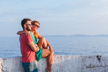 Obraz premium Young couple in love enjoying their honeymoon at the seaside