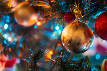 bola decorativa en árbol de navidad