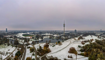 Schnee auf dem Dach des Münchner Olympiastadions im November 