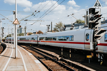 Fototapeta na wymiar Zug steht am Gleis