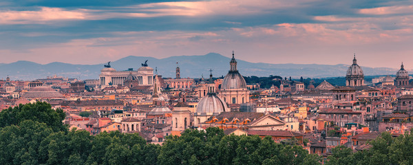 Obraz premium Panoramiczny widok z lotu ptaka cudowny Rzym z ołtarzem ojczyzny i kościołów w czasie zachodu słońca w Rzymie, Włochy