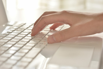 キーボードを打つ 
