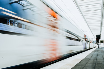Zug fährt durch den Bahnhof 