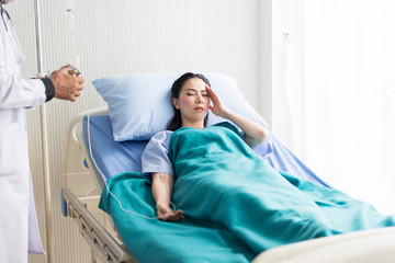 Obraz premium Patient asian woman having a headache or migraine severe in hospital