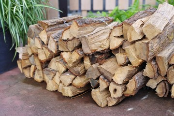 積み重ねられた薪