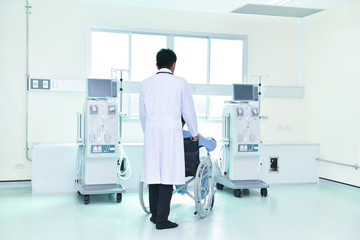 Doctors care for sick people with wheelchairs in the dialysis room.