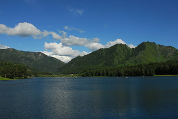Fototapeta na wymiar Lake surrounded by wooded hills.