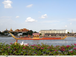 Naklejka premium Bangkok, Thailand-October 30, 2007: Royal Barge Procession held on Chao Phraya river in Bangkok, Thailand