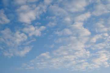 Fototapeta premium Błękitne niebo chmury w tle