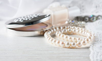 Naklejka premium White pearl necklace on handmade lace background.