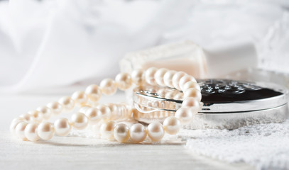 Naklejka premium White pearl necklace, women's accessories, on handmade lace back
