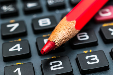 Rotstift und Taschenrechner