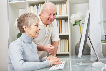 Senioren Paar lernt Umgang mit Computer