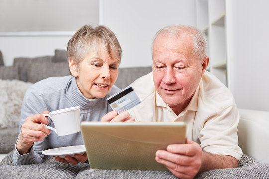 Senioren Paar macht Einkäufe online