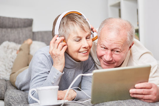 Senioren entspannen sich und hören Musik